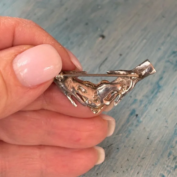 Unique artisan-made pin with gold heart held by two silver hands - Picture 13 of 15